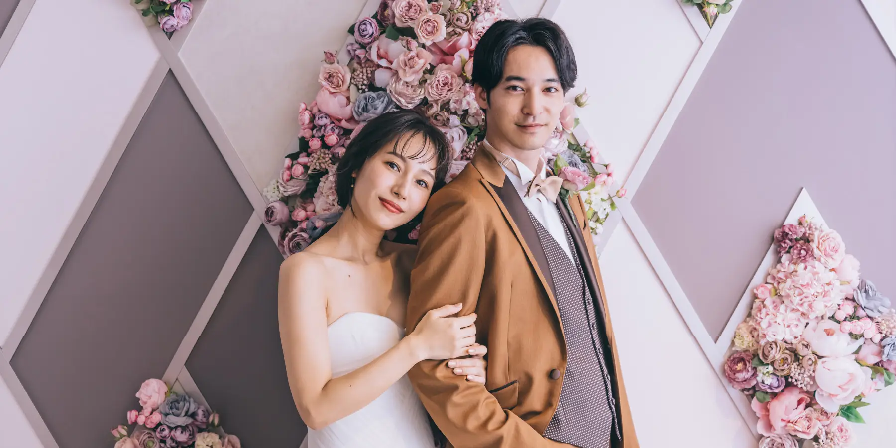 美しいみなとみらいの夜景をバックに抱き合う新郎新婦様のナイトロケーションフォト